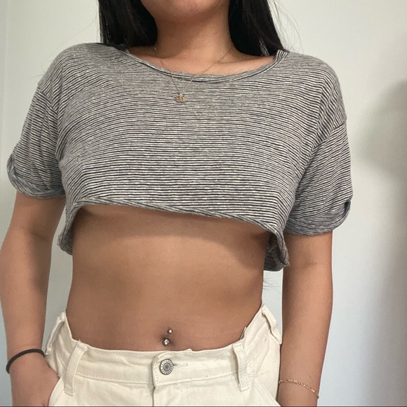 LF Emma & Sam Cropped Baby Tee - Picture 2 of 3